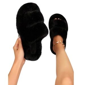 Cozy Black Plush Slippers 🖤 – Size EU 39
Condition: New without tags ✅